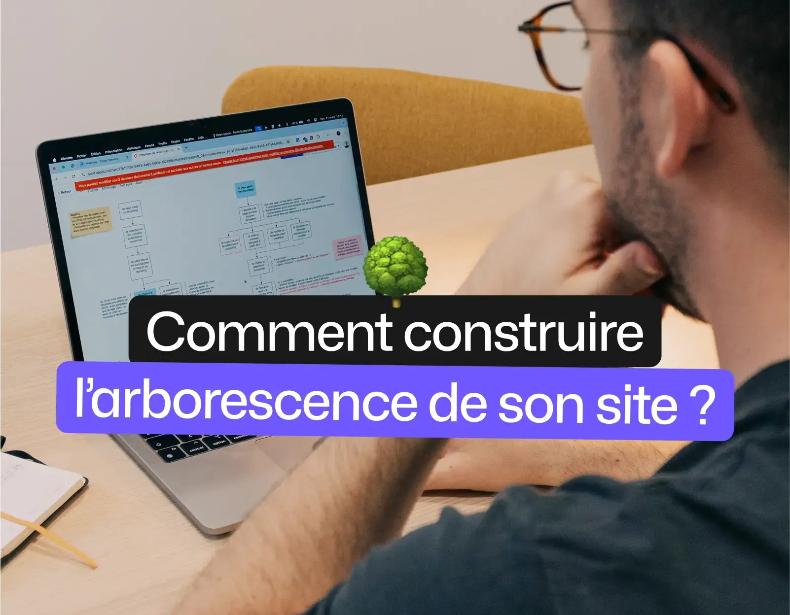 Homme de dos sur un PC avec titre comment construire l'arborescence de son site