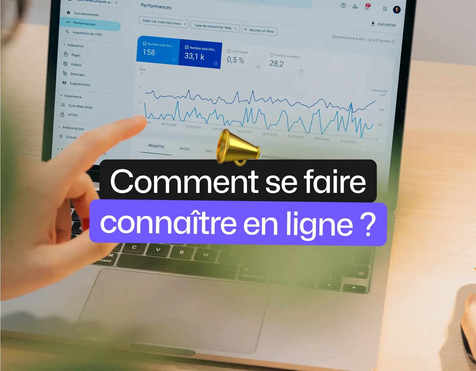 homme qui pointe statistiques sur PC avec titre comment se faire connaitre en ligne