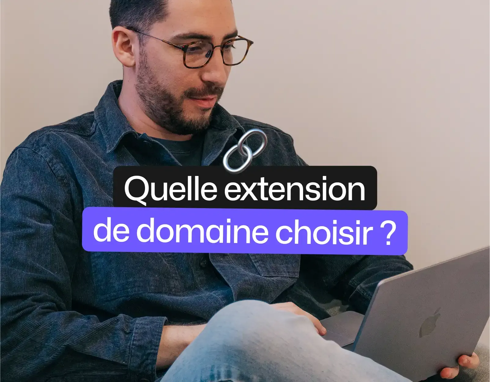 Homme avec PC sur les genoux avec titre quelle extension de domaine choisir