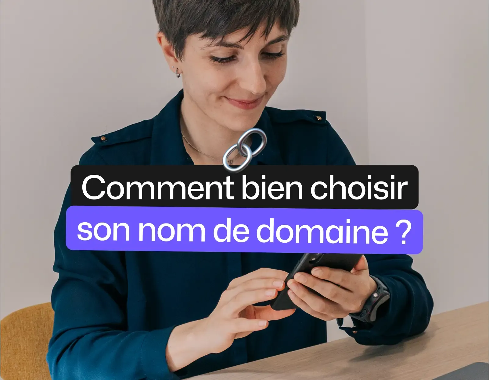 femme sur téléphone avec titre comment choisir son nom de domaine