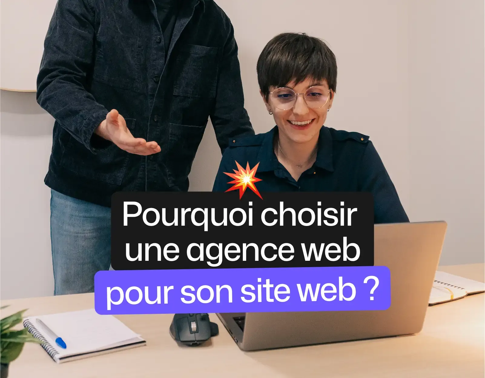 deux personnes devant PC avec titre pourquoi choisir une agence web pour son site
