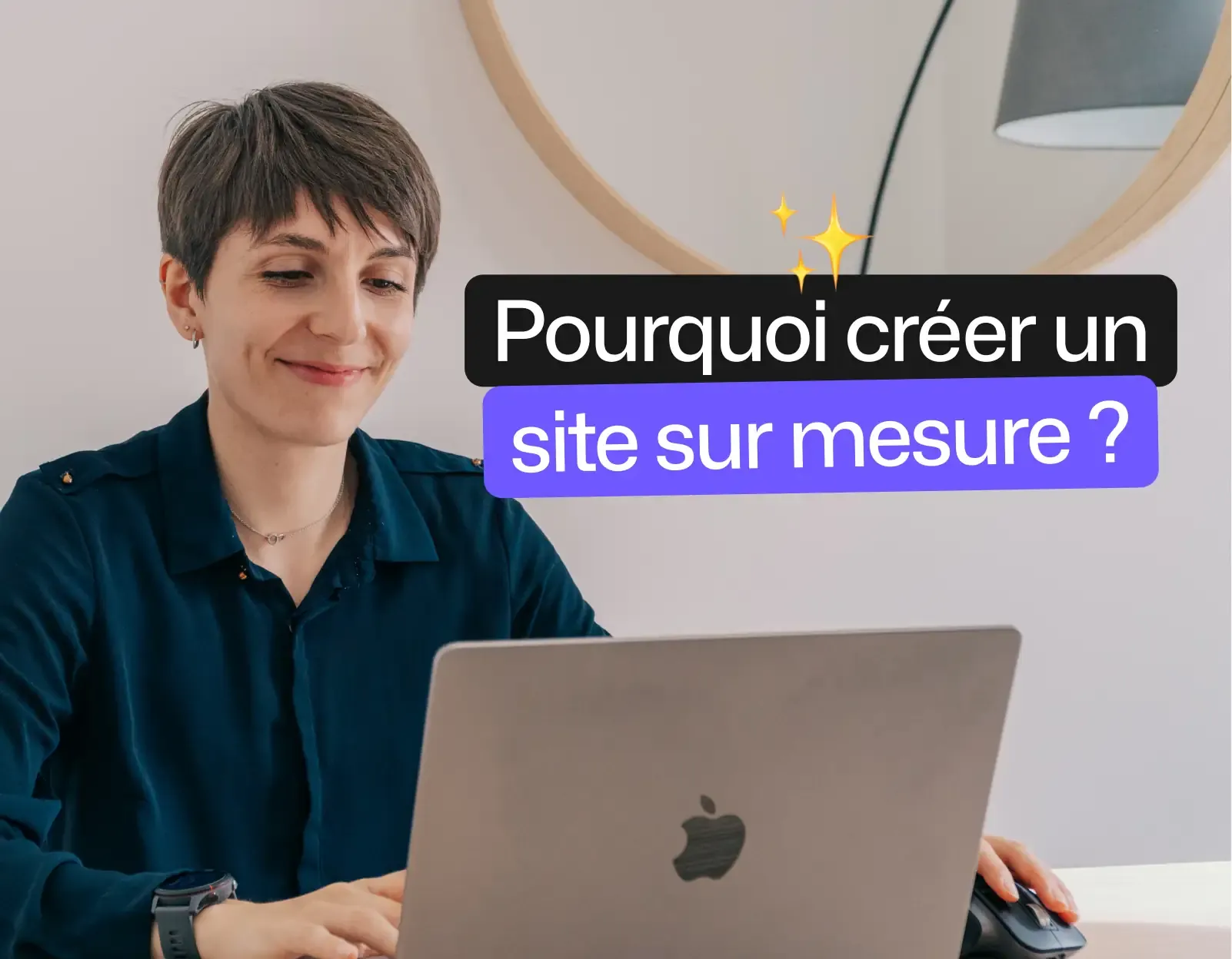 personne qui sourit devant un ordinateur avec titre pourquoi créer un site sur mesure