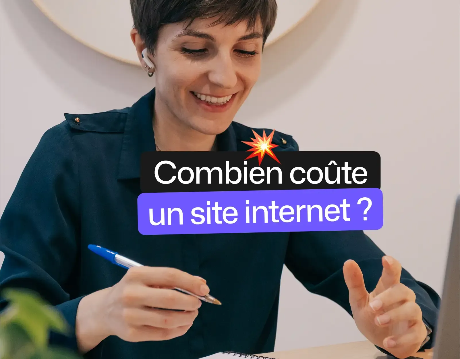 Femme qui sourit avec titre combien coute un site internet