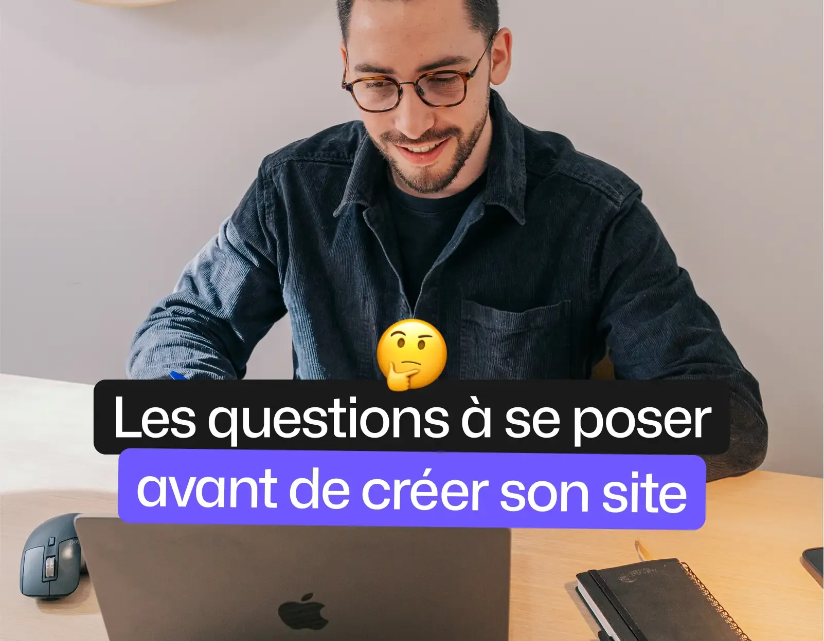 homme qui sourit avec titre les questions à se poser avant de créer son site